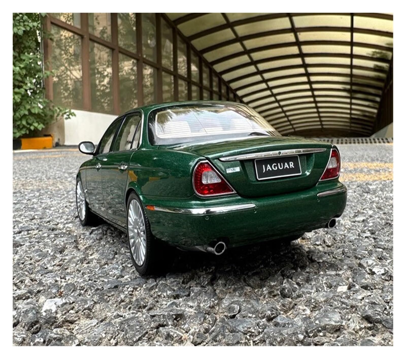 1/18 Almost Real Jaguar XJ6 X350 Green 緑 Jaguar XJ6 X350 Racing Green 1/18 Scale Model - New 2003 Release